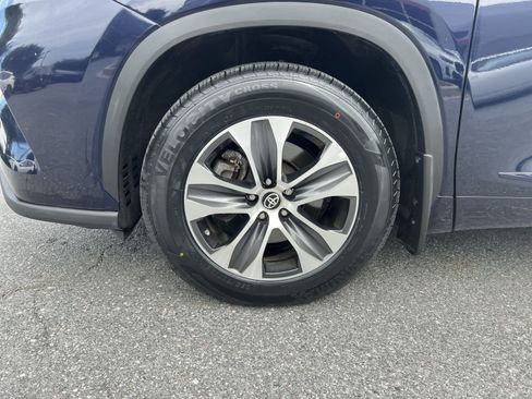 Used 2023 Toyota Highlander XLE AWD/4WD image 12