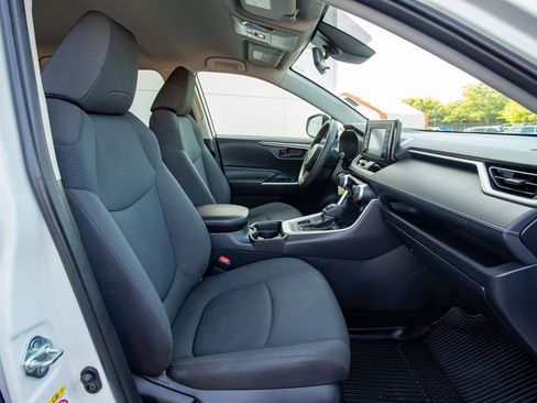 Used 2019 Toyota RAV4 LE w/ Carpet Mat Package AWD/4WD image 18