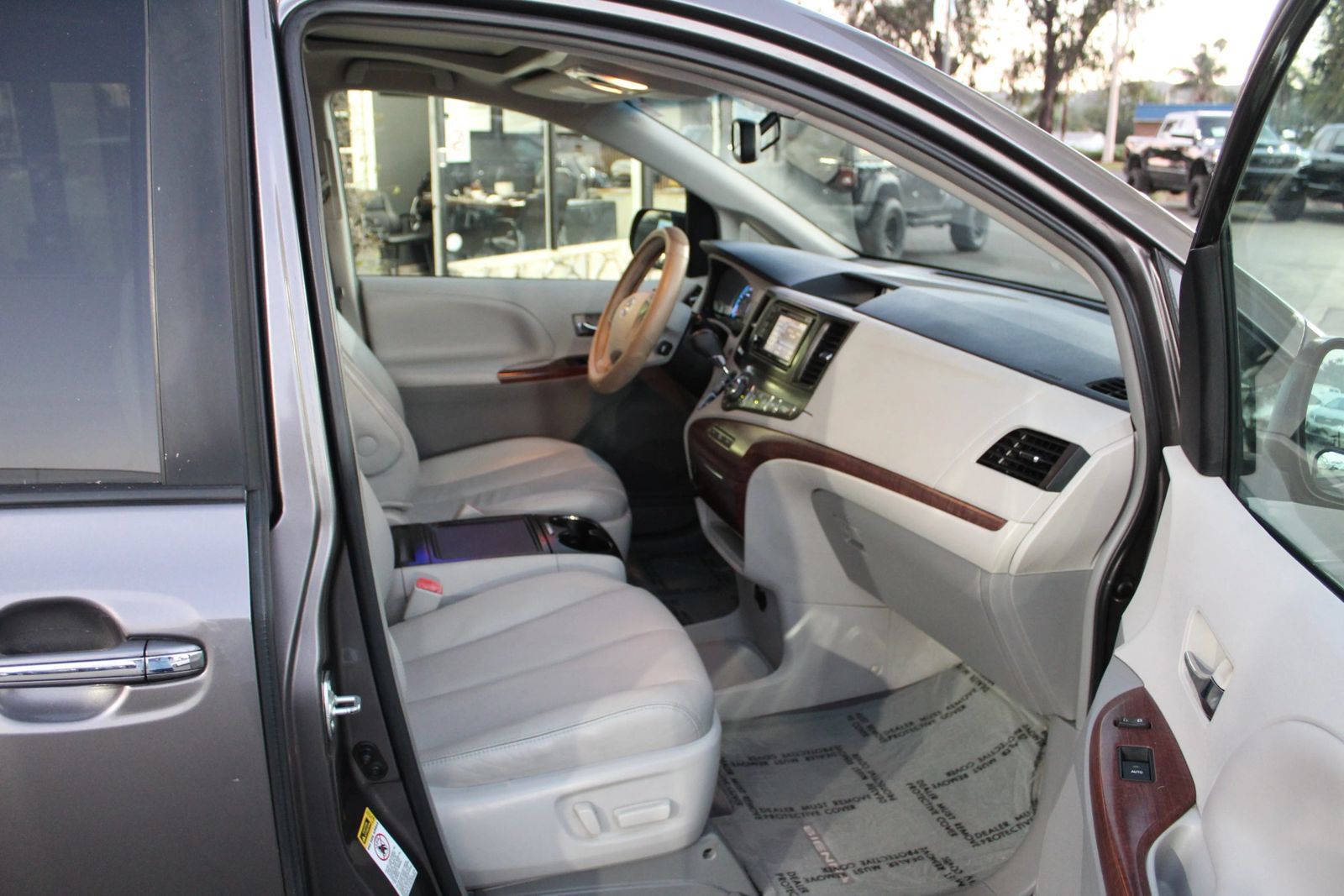 Used 2013 Toyota Sienna XLE FWD image 10