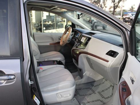 Used 2013 Toyota Sienna XLE FWD image 10