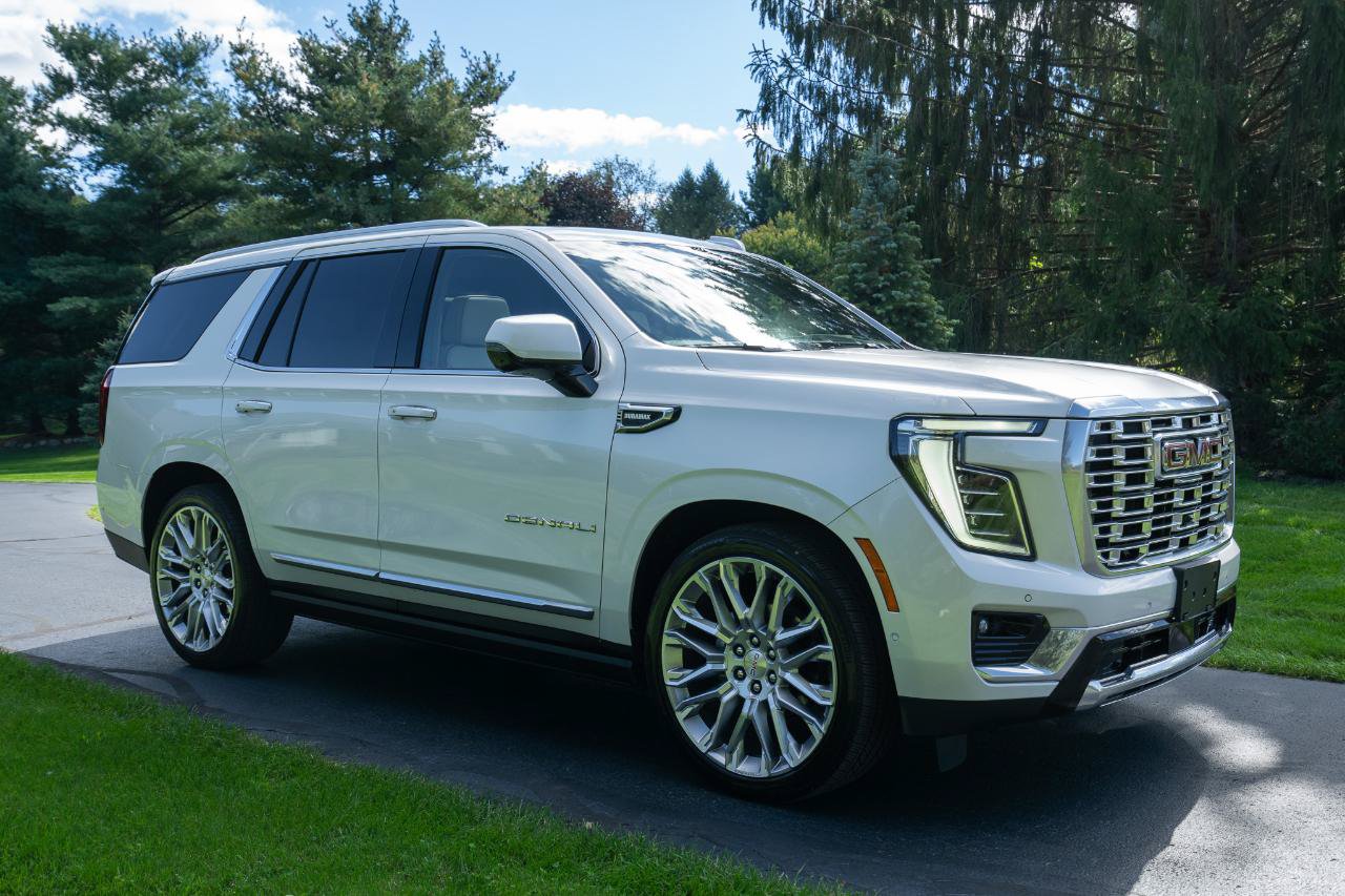 Used 2025 GMC Yukon Denali w/ Denali Reserve Package AWD/4WD image 3