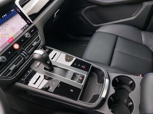 Used 2025 Porsche Macan image 26