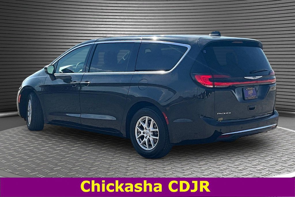 Used 2023 Chrysler Pacifica Touring-L FWD image 4