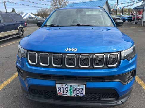 Used 2022 Jeep Compass Latitude w/ Sun and Sound Group AWD/4WD image 3