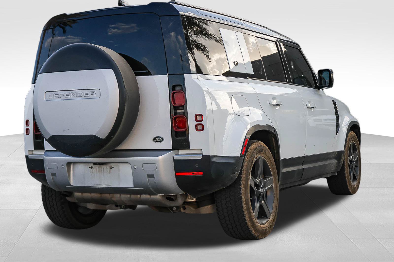 Certified 2025 Land Rover Defender 110 X-Dynamic SE AWD/4WD image 5