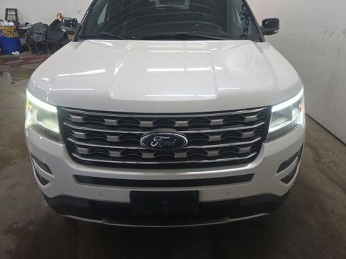 Used 2017 Ford Explorer XLT w/ Equipment Group 202A AWD/4WD image 22