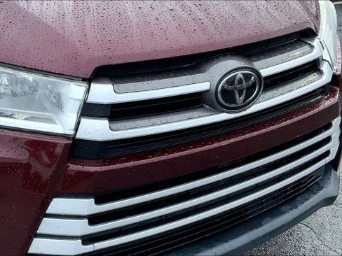 Used 2019 Toyota Highlander XLE image 28