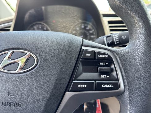 Used 2018 Hyundai Elantra SE FWD image 28