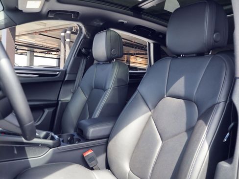 Certified 2025 Porsche Macan image 5