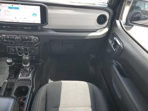 Certified 2025 Jeep Gladiator Sport AWD/4WD image 11