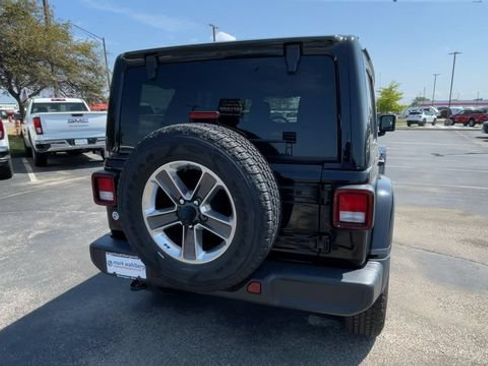 Used 2022 Jeep Wrangler Unlimited Sahara AWD/4WD image 9