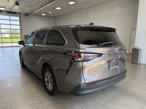 Used 2024 Toyota Sienna XLE AWD/4WD image 3