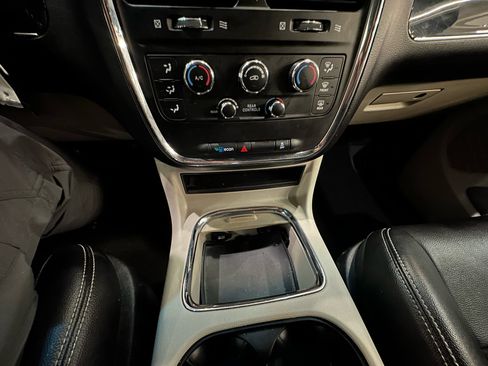 Used 2020 Dodge Grand Caravan SXT image 15