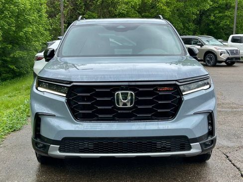 Used 2025 Honda Pilot TrailSport image 2