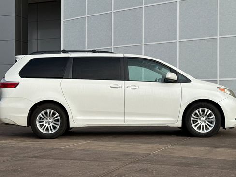 Used 2015 Toyota Sienna XLE w/ XLE Navigation Package image 3