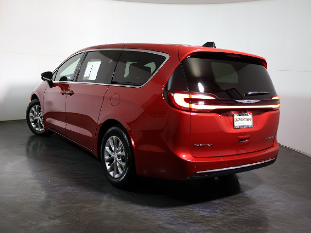 Used 2026 Chrysler Pacifica Limited FWD image 2