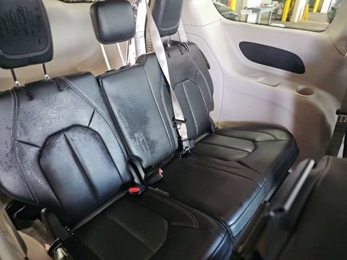 Used 2023 Chrysler Pacifica Touring-L FWD image 16
