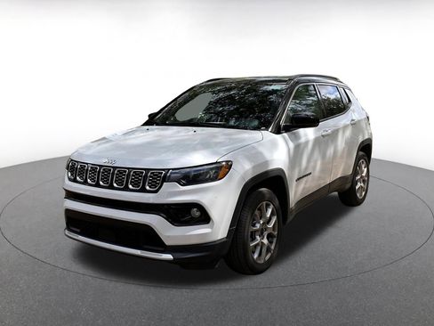 Used 2025 Jeep Compass Limited image 3
