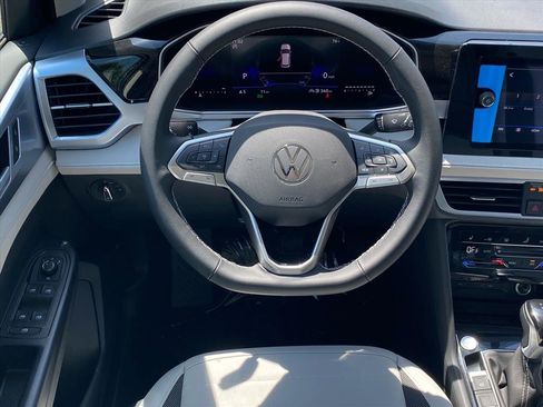 New 2026 Volkswagen Taos SE FWD image 4