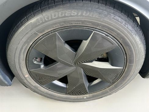 Used 2024 Toyota Prius LE FWD image 11
