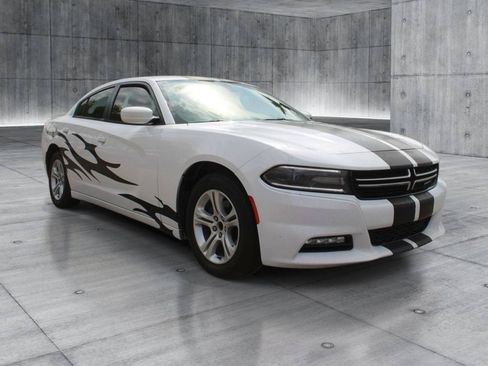 Used 2016 Dodge Charger SE RWD image 8