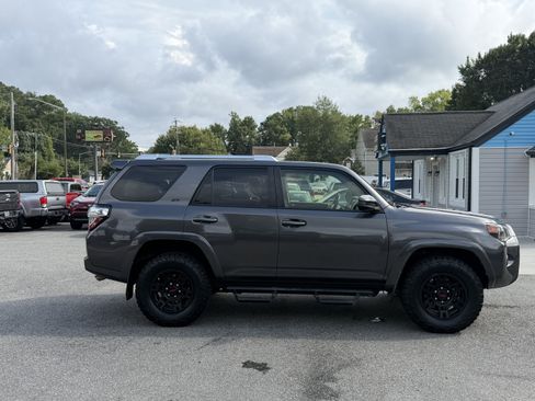 Used 2018 Toyota 4Runner SR5 AWD/4WD image 5