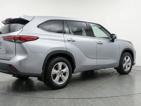 Used 2025 Toyota Highlander LE FWD image 9