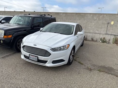 Used 2016 Ford Fusion SE FWD image 1