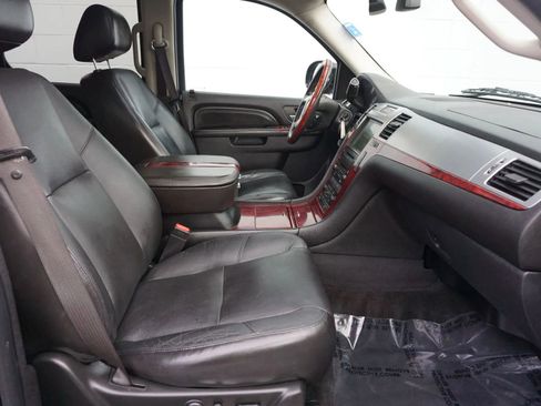 Used 2010 Cadillac Escalade Premium image 16