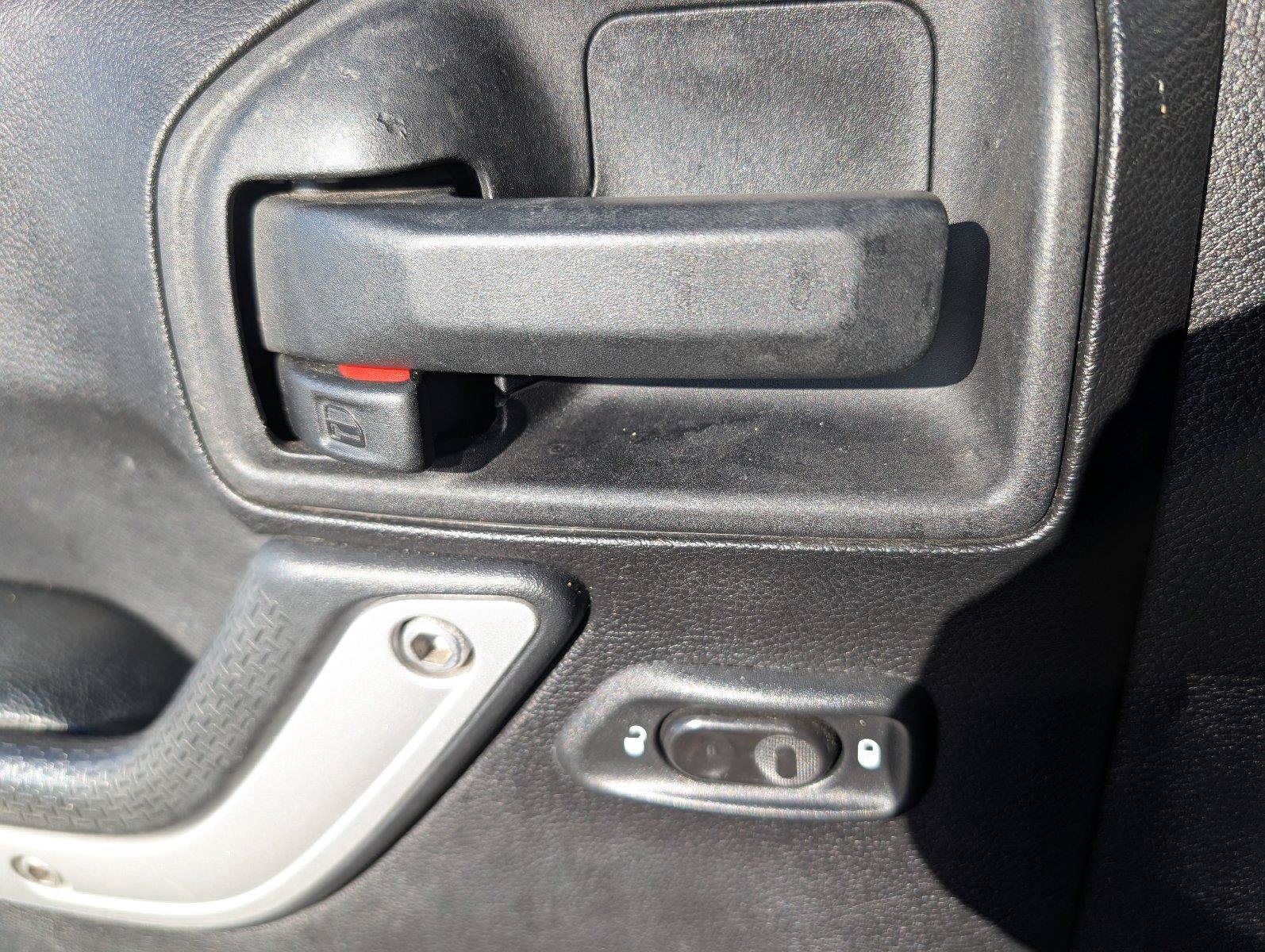 Used 2013 Jeep Wrangler Unlimited Rubicon AWD/4WD image 18