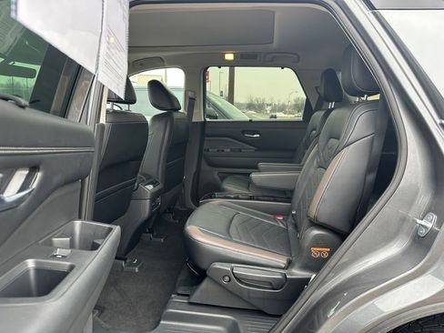 Used 2023 Nissan Pathfinder Platinum image 10