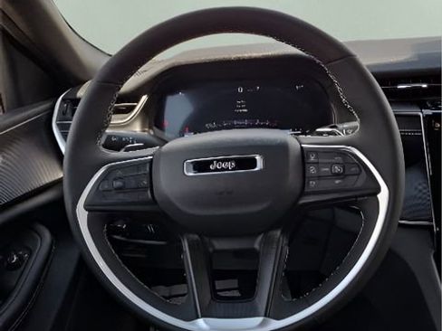 Used 2025 Jeep Grand Cherokee Altitude AWD/4WD image 12