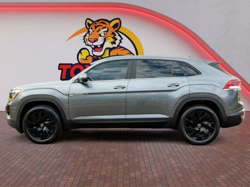 Used 2024 Volkswagen Atlas Cross Sport SE w/ Panoramic Sunroof Package FWD image 8