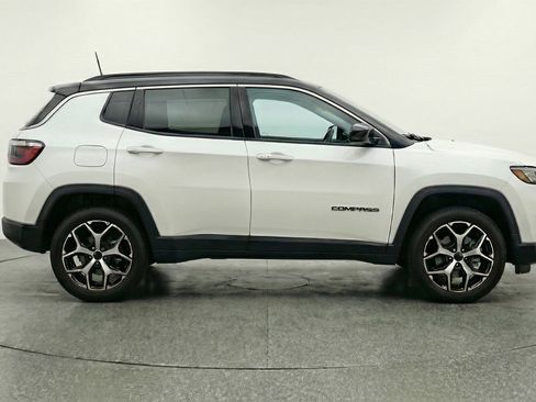 Used 2025 Jeep Compass Limited image 11