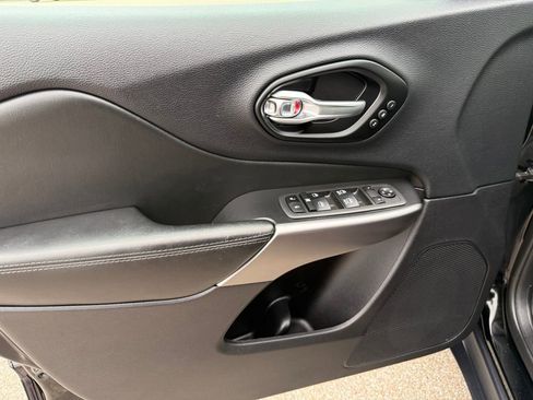 Used 2022 Jeep Cherokee Limited image 12