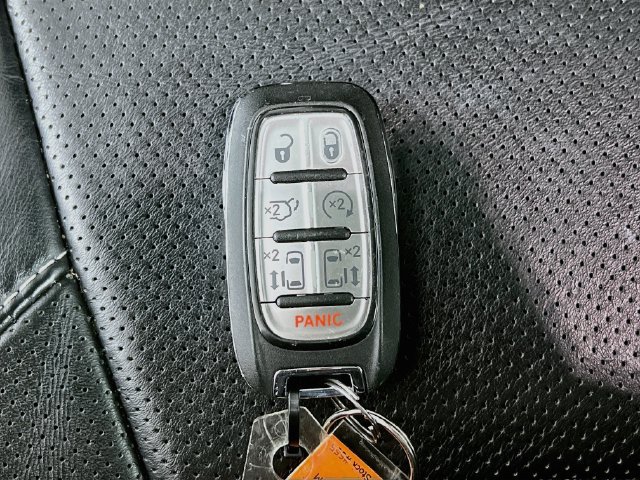 Used 2025 Chrysler Pacifica Limited FWD image 33