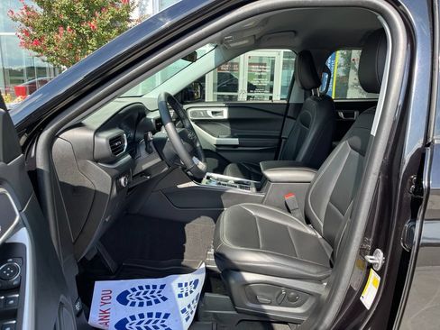 Used 2023 Ford Explorer XLT w/ Equipment Group 202A RWD image 3