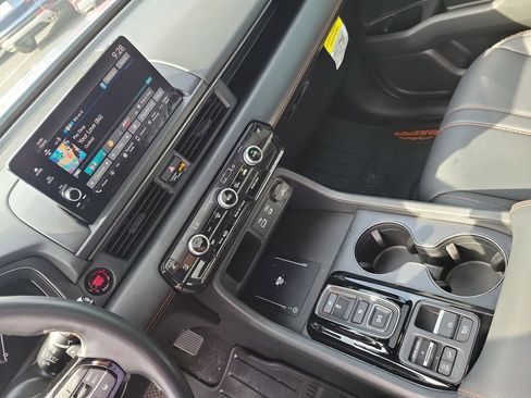 Used 2025 Honda Pilot TrailSport image 40