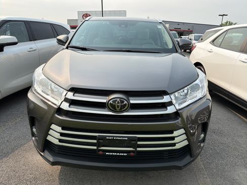 Certified 2018 Toyota Highlander XLE AWD/4WD image 3