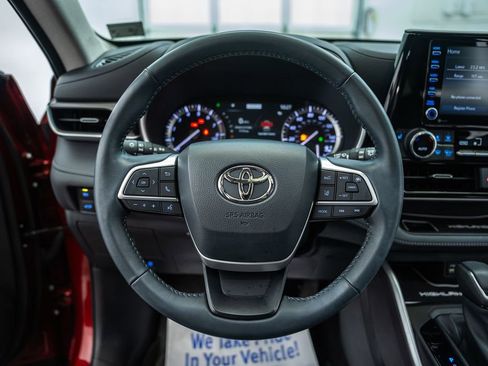Used 2022 Toyota Highlander XLE AWD/4WD image 29
