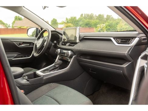 Used 2025 Toyota RAV4 XLE AWD/4WD image 15