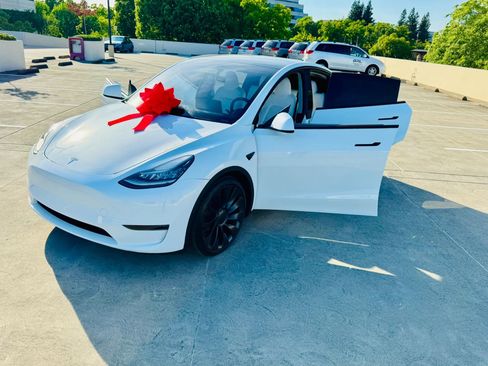 Used 2023 Tesla Model Y Performance AWD/4WD image 32