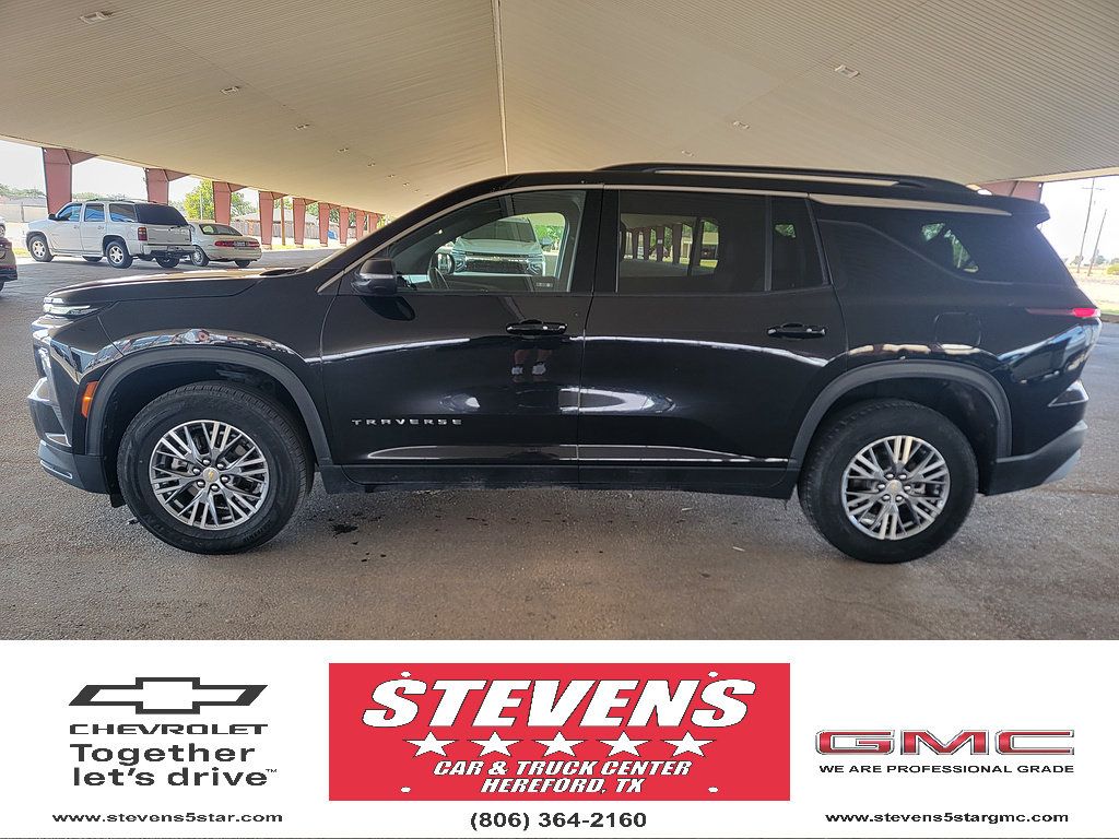 Used 2025 Chevrolet Traverse LT FWD image 1