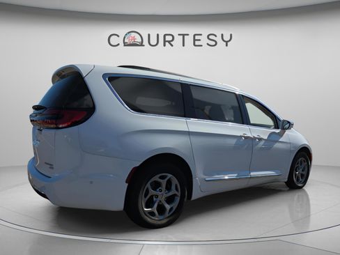 Certified 2022 Chrysler Pacifica Limited w/ Uconnect Theater Family Group image 6