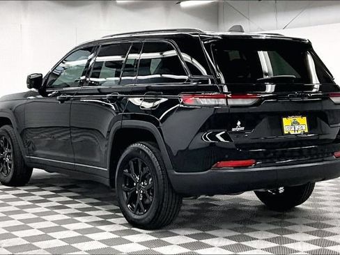 Used 2024 Jeep Grand Cherokee Altitude AWD/4WD image 2
