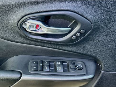 Used 2021 Jeep Cherokee Limited FWD image 20