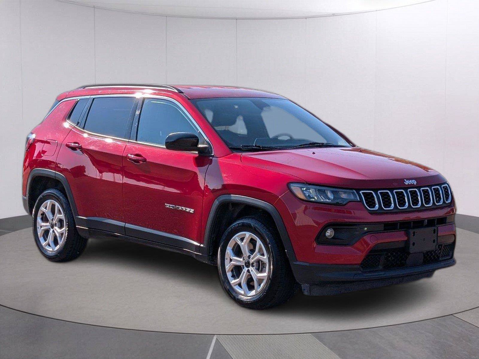 Used 2025 Jeep Compass Latitude AWD/4WD image 8