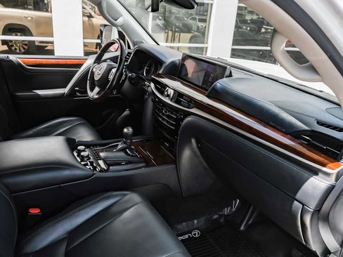 Used 2021 Lexus LX 570 4WD w/ Luxury Package image 19
