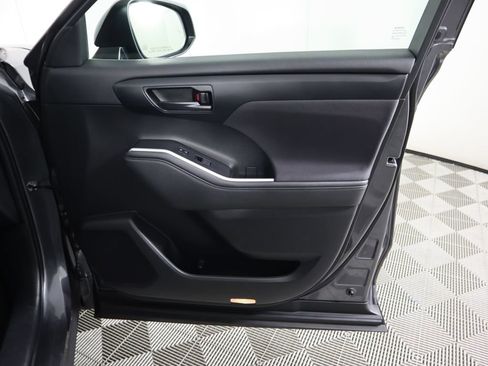 Used 2023 Toyota Highlander LE image 26