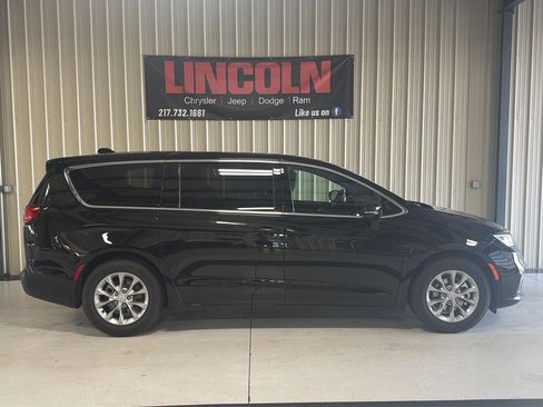 New 2026 Chrysler Pacifica Limited image 5